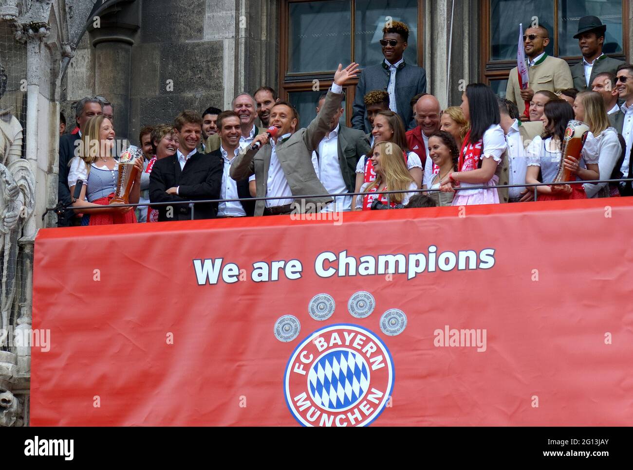 FC Bayern Monaco di Baviera´s Rafinha canta durante la celebrazione del campionato tedesco di calcio sul balcone del municipio di Monaco, 2016 Foto Stock