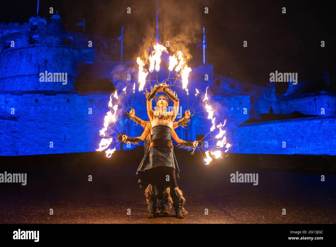 I preparativi per la celebrazione di Hogmanay al Castello di Edimburgo con artisti che usano le torce prima della processione della torcia elettrica lungo il Royal Mile, 2019 , E. Foto Stock