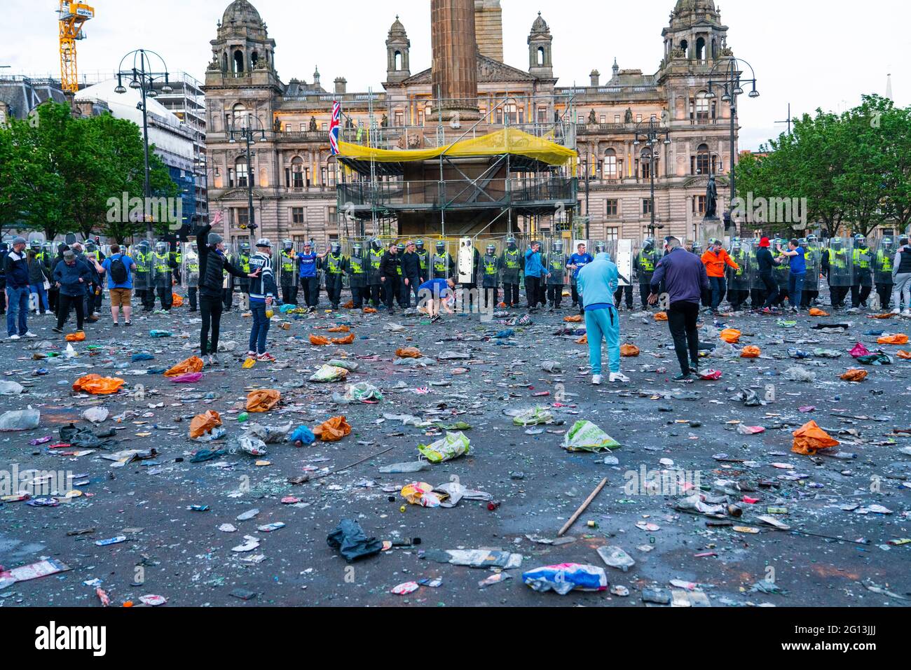 Scene di George Square a Glasgow dopo Rangers 55th campionato vittoria con la polizia riota cercando di cancellare tifosi Scozia, Regno Unito Foto Stock