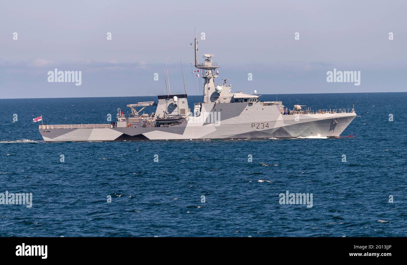 Falmouth, Regno Unito. 04 giugno 2021. L'iconico schema di vernice "Dazzle" in tempo di guerra è stato recentemente applicato a HMS Spey. Visto qui come HMS Spey lascia Falmouth Harbor lo schema è stato usato per la prima volta nella prima guerra mondiale, meno nella seconda guerra mondiale, forme contrastanti, angoli e colori sono stati ideati per rendere difficile per i sommergiatori misurare la direzione di viaggio e la velocità della nave. HMS Spey ora si unisce a HMS Tamar in questa livrea di guerra Credit: Bob Sharples/Alamy Live News Foto Stock