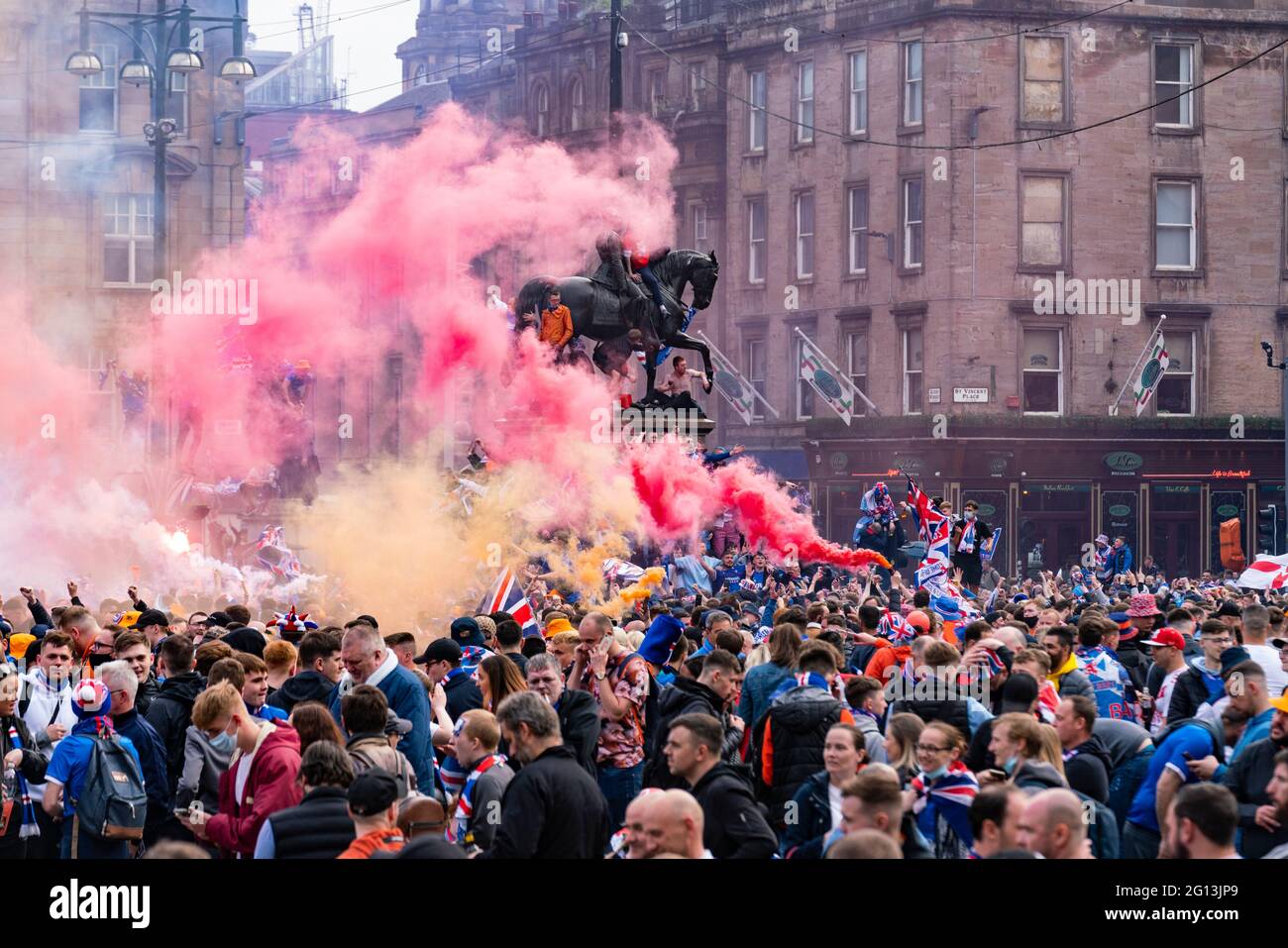 Scene di George Square a Glasgow dopo Rangers 55th campionato vittoria con la polizia riota cercando di cancellare tifosi Scozia, Regno Unito Foto Stock