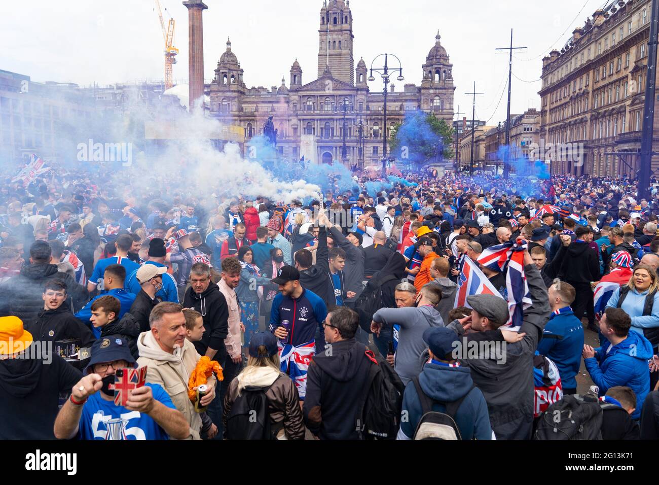 Scene di George Square a Glasgow in seguito alla vittoria del 55° campionato dei Rangers e migliaia di tifosi riuniti per festeggiare, Scozia, Regno Unito Foto Stock