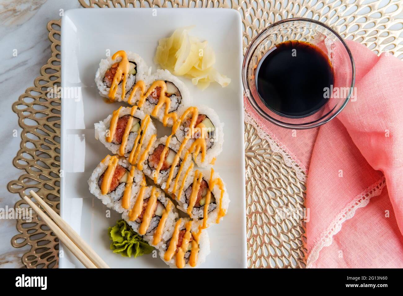 Sushi di salmone giapponese con maionese piccante sriracha kewpie Foto  stock - Alamy