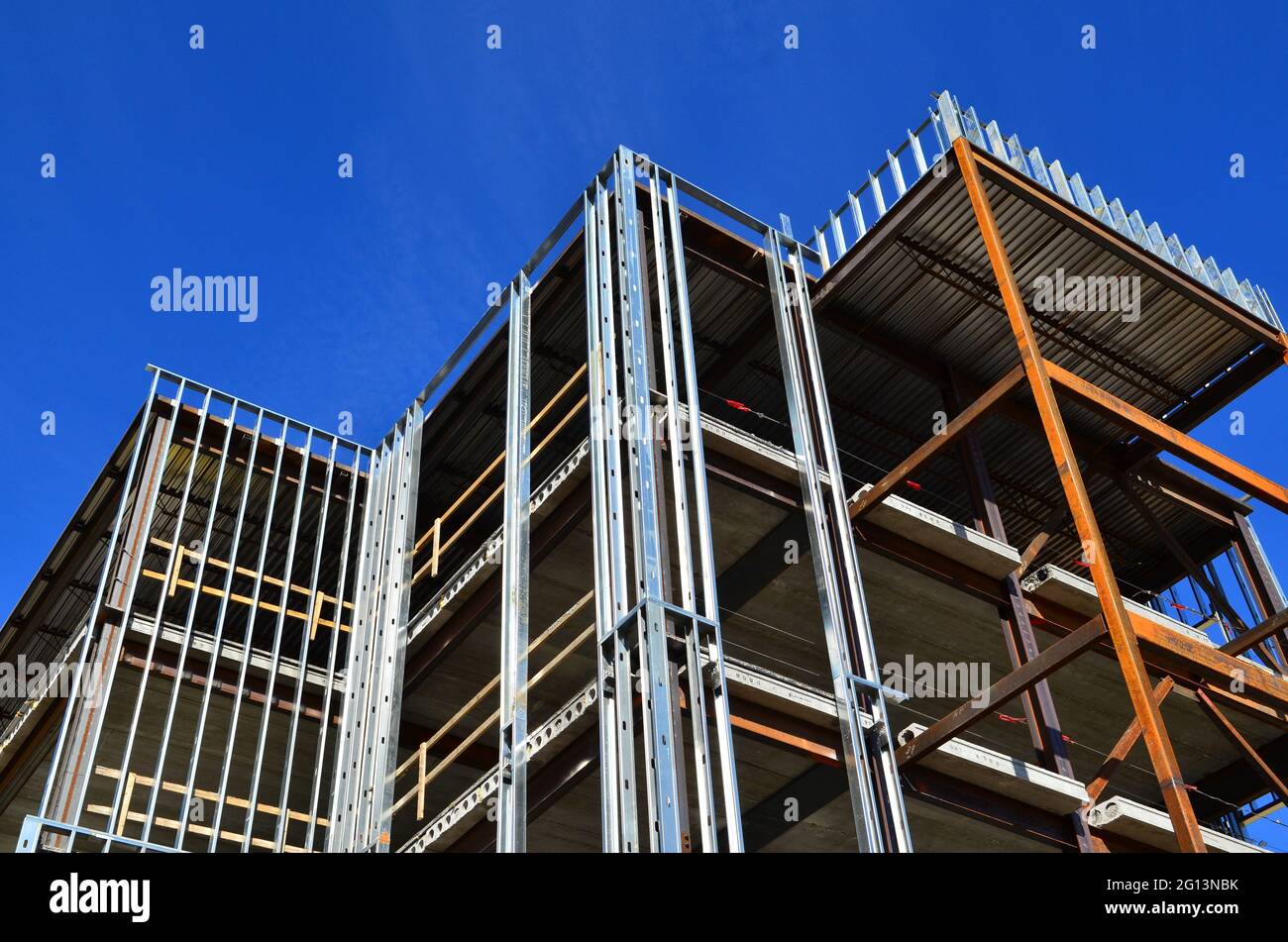 Struttura medica a più piani in acciaio e cemento in costruzione. Foto Stock