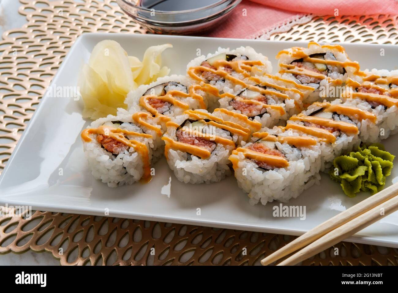 Sushi di salmone giapponese con maionese piccante sriracha kewpie Foto  stock - Alamy