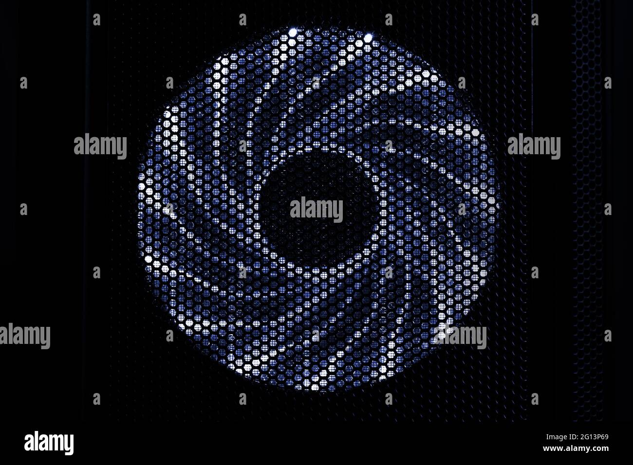 Ventola del refrigeratore per PC illuminata in custodia scura, vista frontale Foto Stock