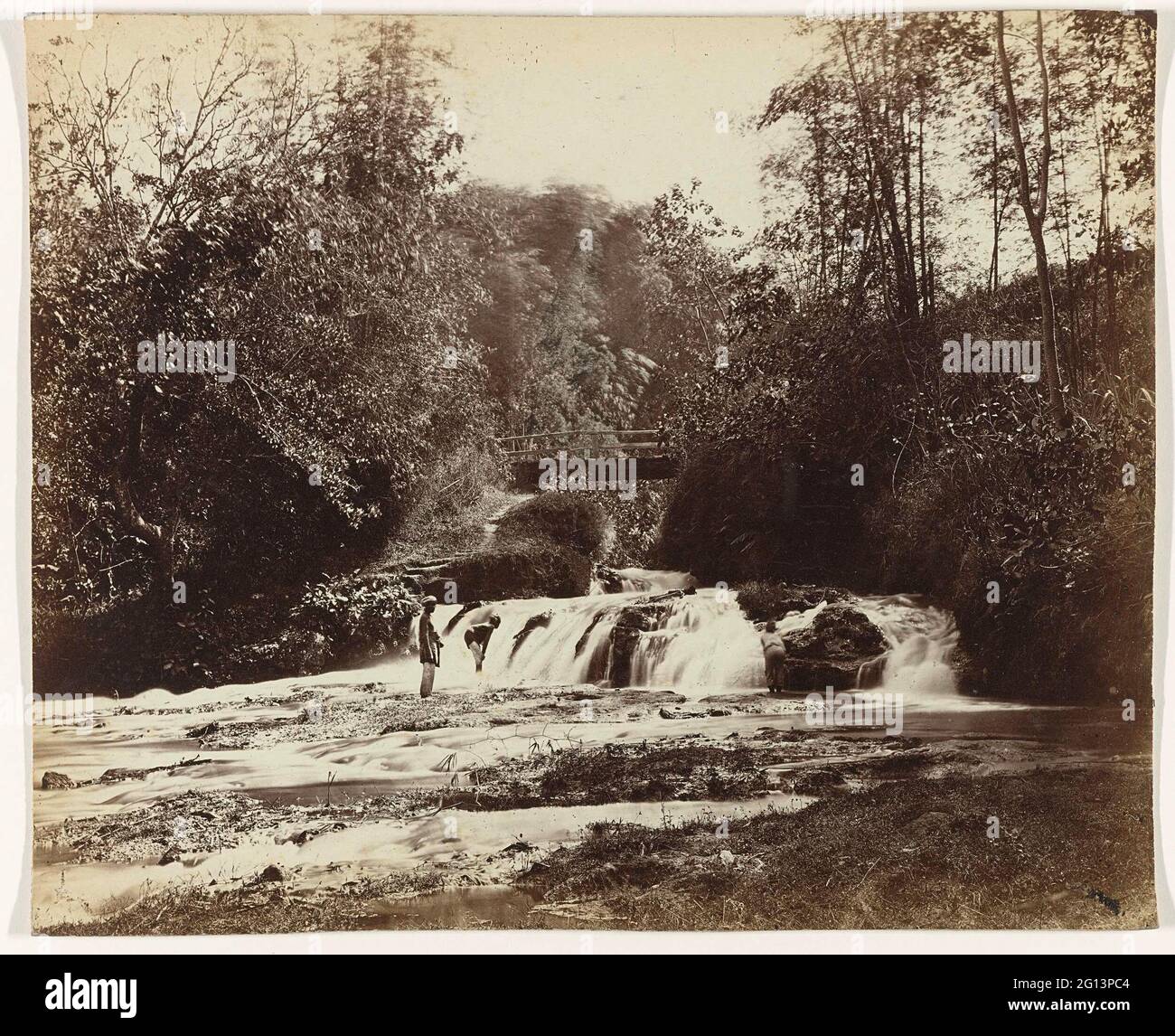 Cascata a Malang; Ferrovie statali su Java. La cascata a Malang. Parte di un gruppo di 62 foto in una scatola con l'iscrizione 'state Railways on Java' del 1888. Foto Stock