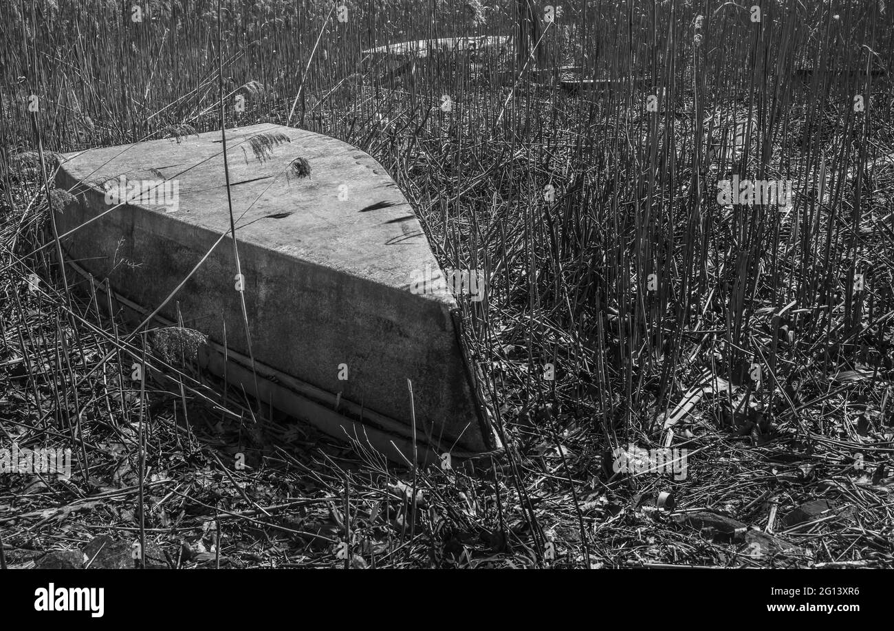 Questo Dinghy insieme ad altri, hanno avuto i loro giorni di lavoro dietro di loro. Come altri prima sono stati messi fuori nell'erba per i loro ultimi giorni Foto Stock