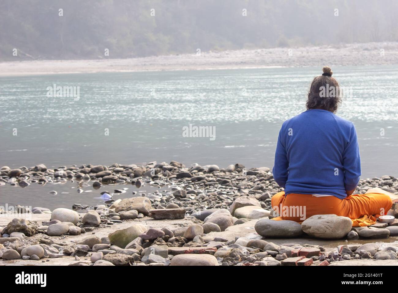 Haridwar, Uttarakhand, India 12 aprile 2021. I Santi Indiani nel loro modo tradizionale di YOG Mudra, meditando. Seduta in silenzio come parte dell'iniziazione di nuovo sadhus durante Kumbha Mela. Il Sadhus di Naga. Apple prores 422 filmati 4k di alta qualità Foto Stock