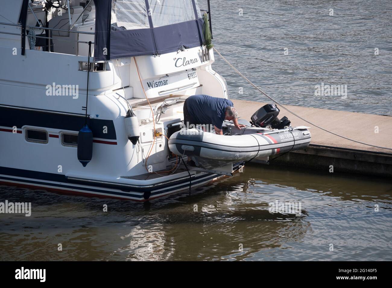Motoryacht mit Beiboot, im Hamburger Hafen Foto Stock