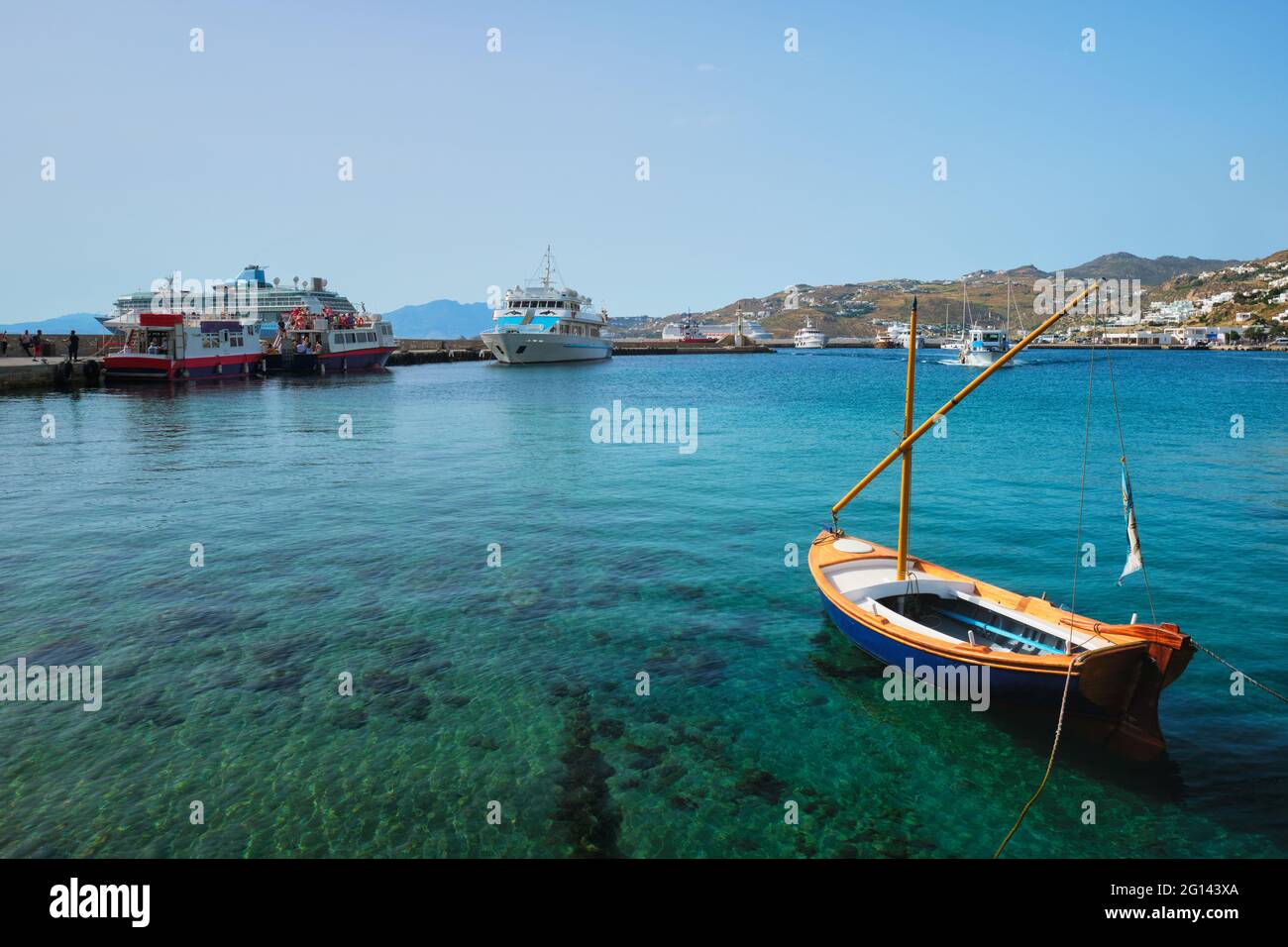 Barca da pesca greca nel porto di Mykonos Foto Stock