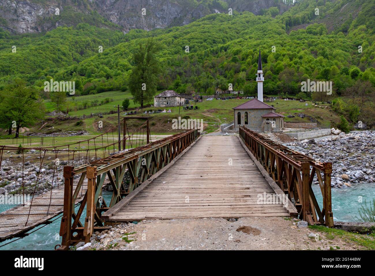Vecchio ponte e moschea nella Valbone Valle conosciuta come Alpe Albanesi, Albania Foto Stock