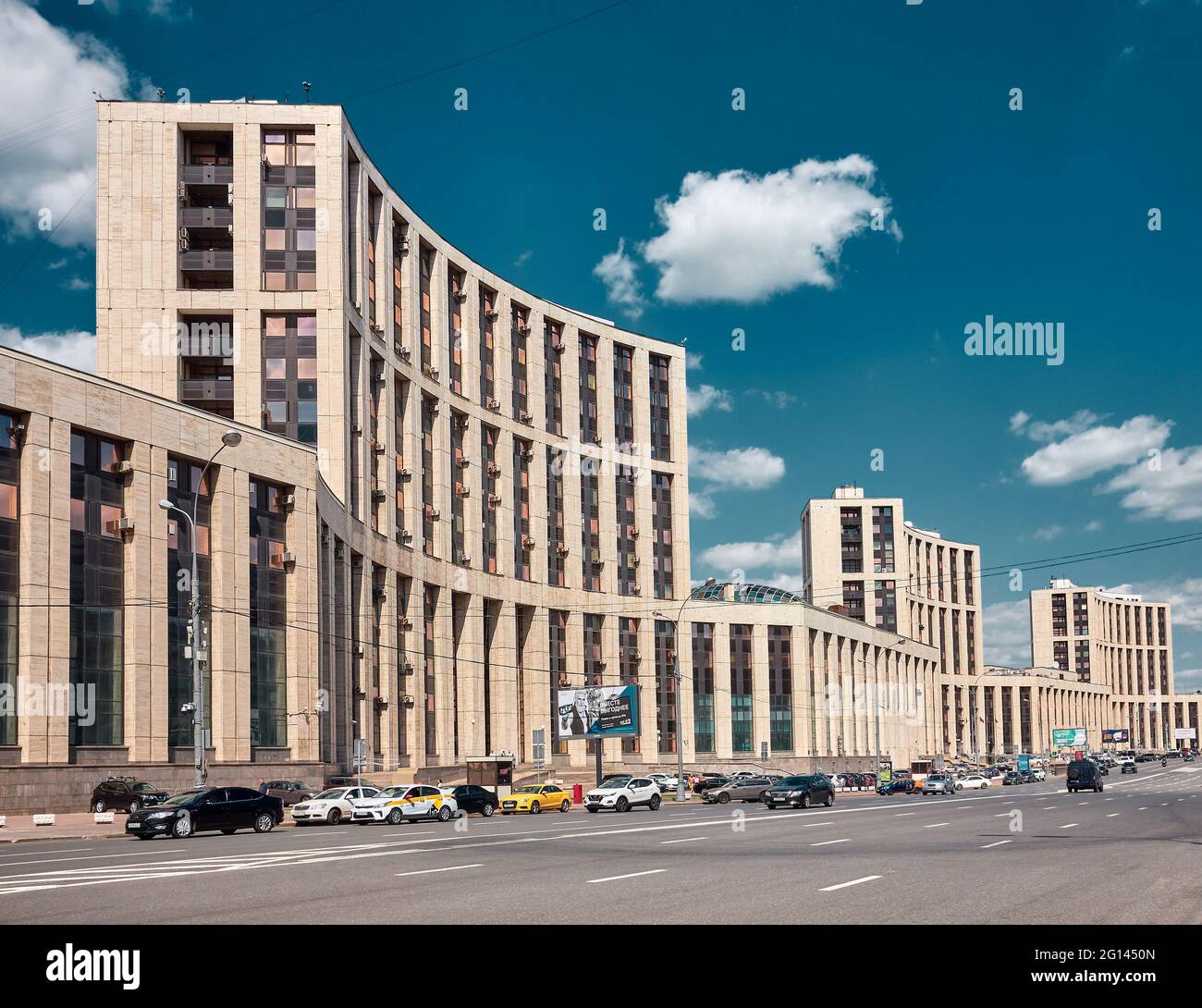 Fila di uffici e edifici amministrativi in Academia Sacharov Avenue: Mosca, Russia - 26 maggio 2021 Foto Stock