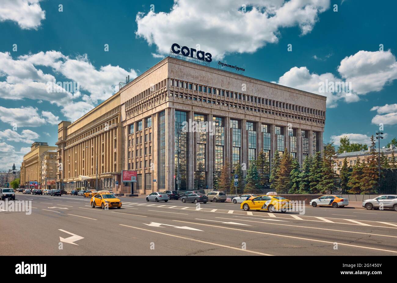 Moderno edificio amministrativo a Ulansky Pereulok, vista dal corso accademico Sacharov: Mosca, Russia - 26 maggio 2021 Foto Stock