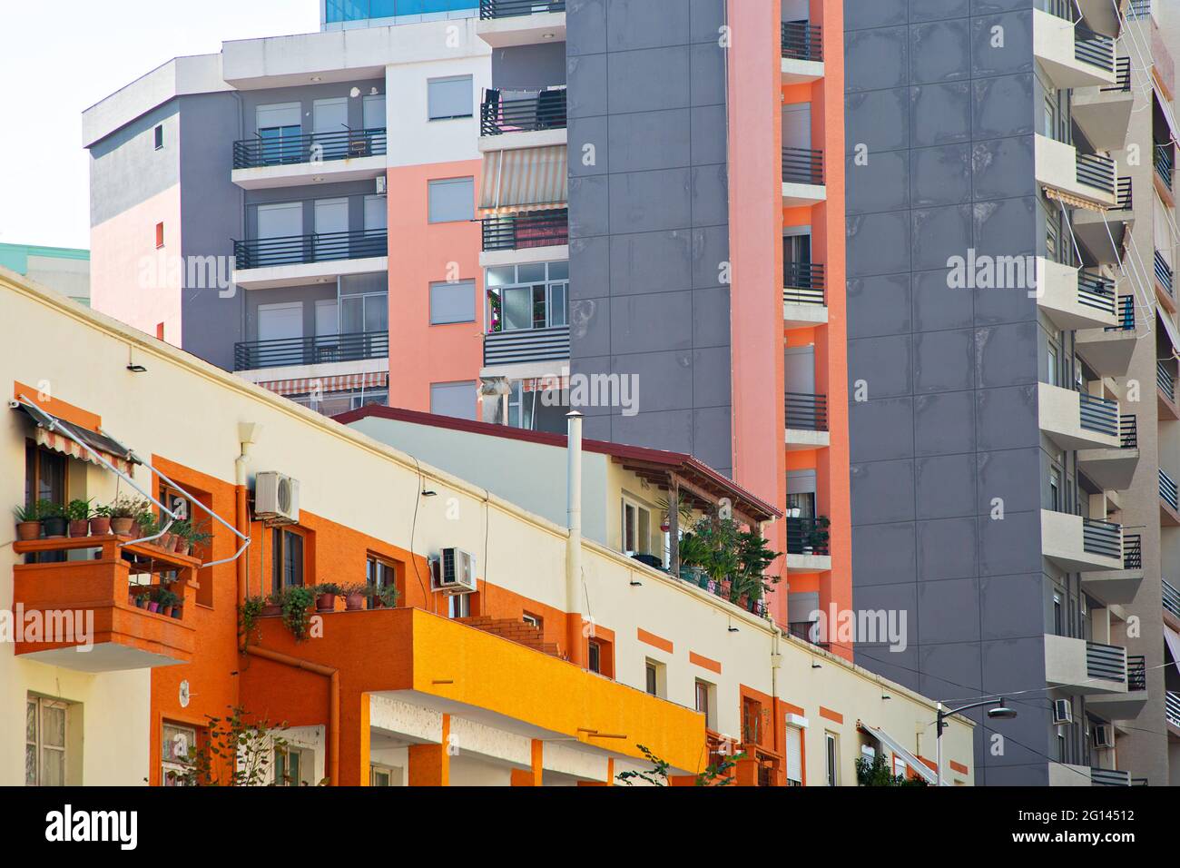 Colorati edifici di appartamenti nella città di Fier in Albania Foto Stock