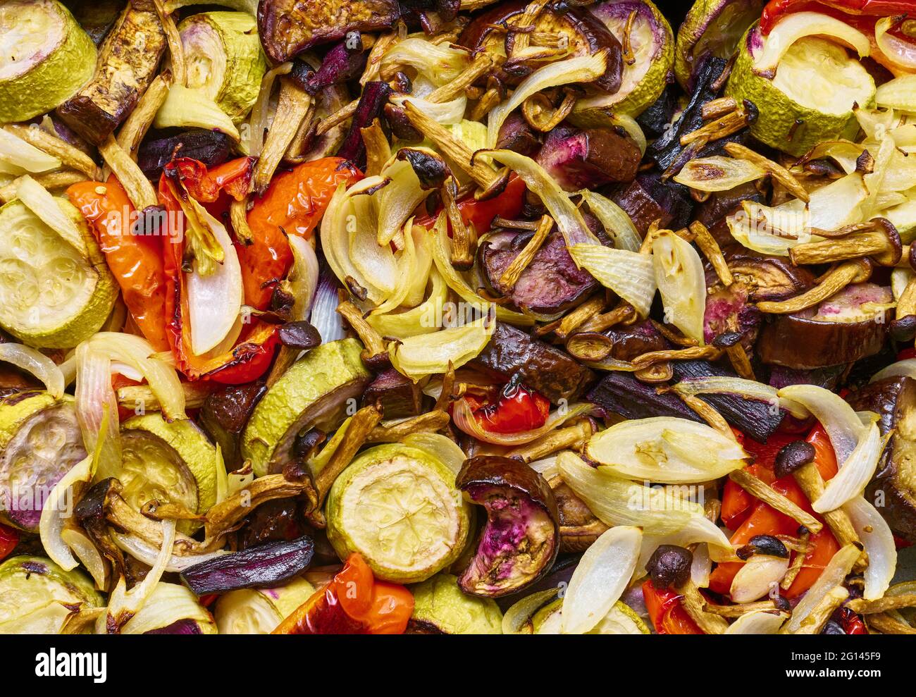 Fondo vegetale al forno, zucchine, melanzane, peperoni dolci, cipolle, funghi, carote nere Foto Stock