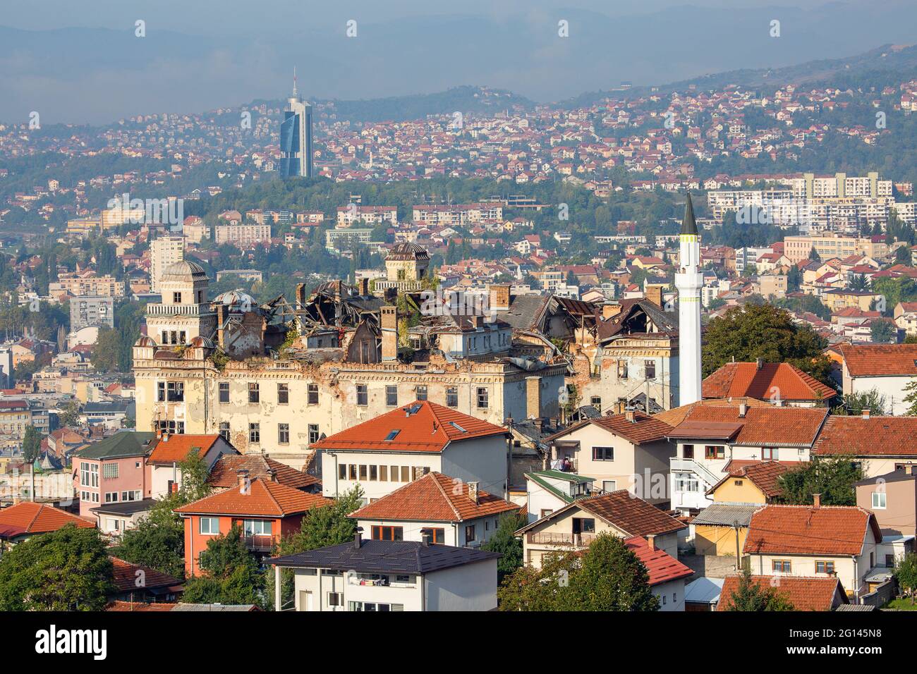 Vista sui resti della caserma Jajce dalla guerra bosniaca, Sarajevo, Bosnia-Erzegovina Foto Stock