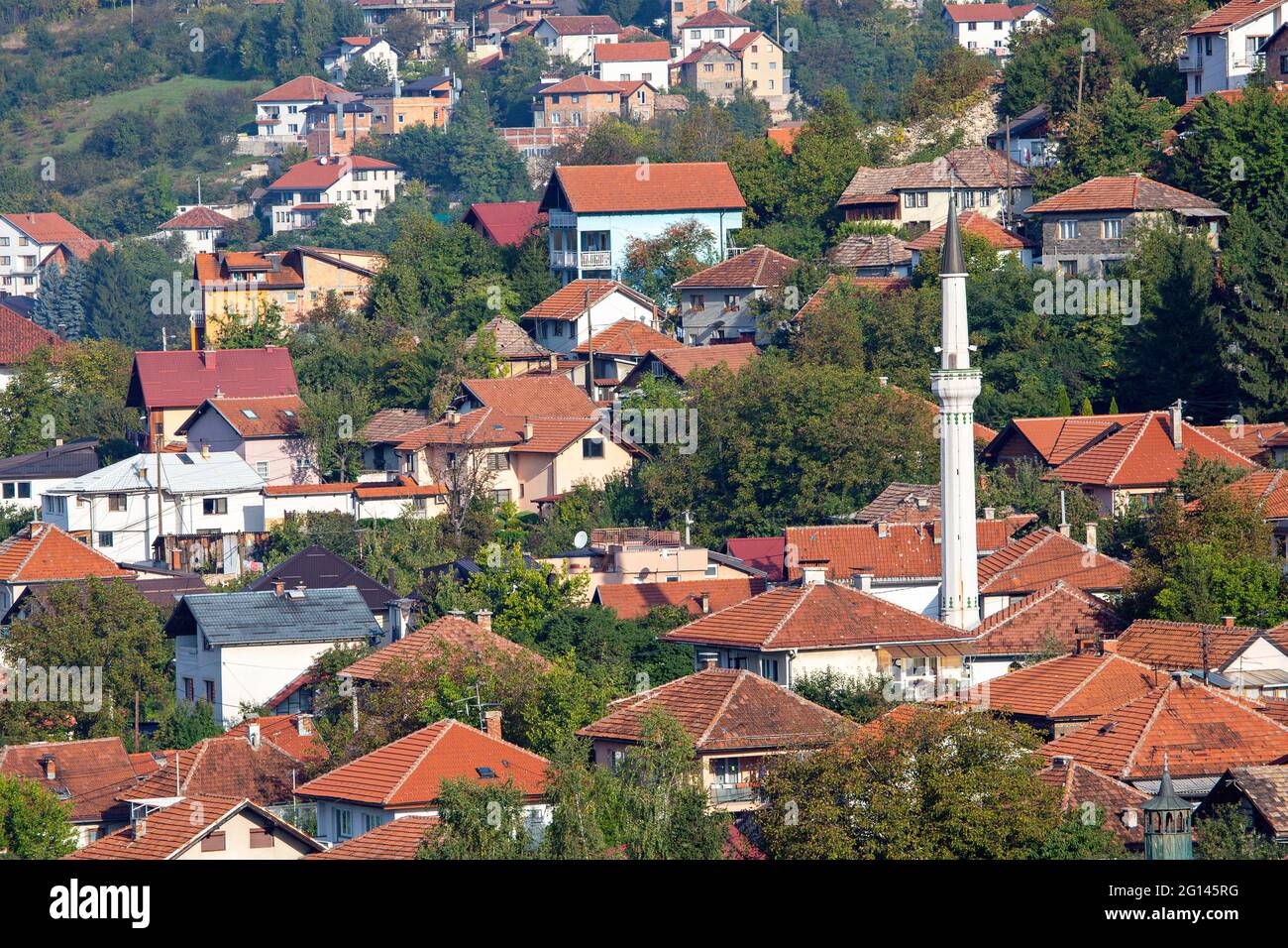 Vista sulle case delle montagne di Sarajevo, Bosnia-Erzegovina. Foto Stock