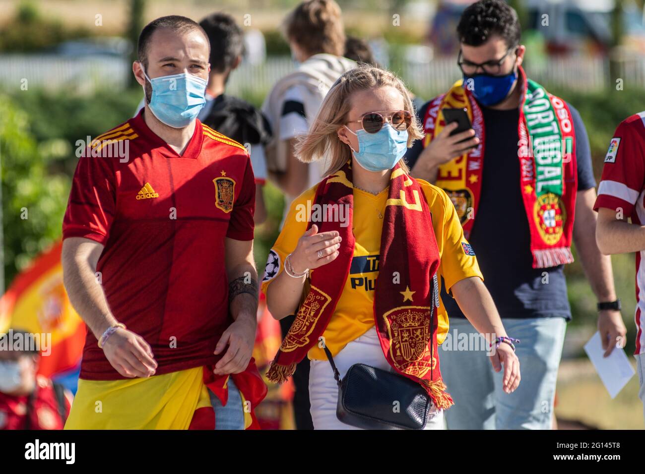 Madrid, Spagna. 04 giugno 2021. Gli appassionati della nazionale spagnola arrivano al Wanda Metropolitan Stadium. Con la capacità ridotta al 20% a causa della pandemia del coronavirus (COVID-19), lo stadio metropolitano di Wanda ha riacquistato il pubblico, con quasi 15,000 tifosi nei suoi stand, per la partita amichevole tra Spagna e Portogallo per prepararsi ai Campionati europei UEFA. Credit: Marcos del Mazo/Alamy Live News Foto Stock