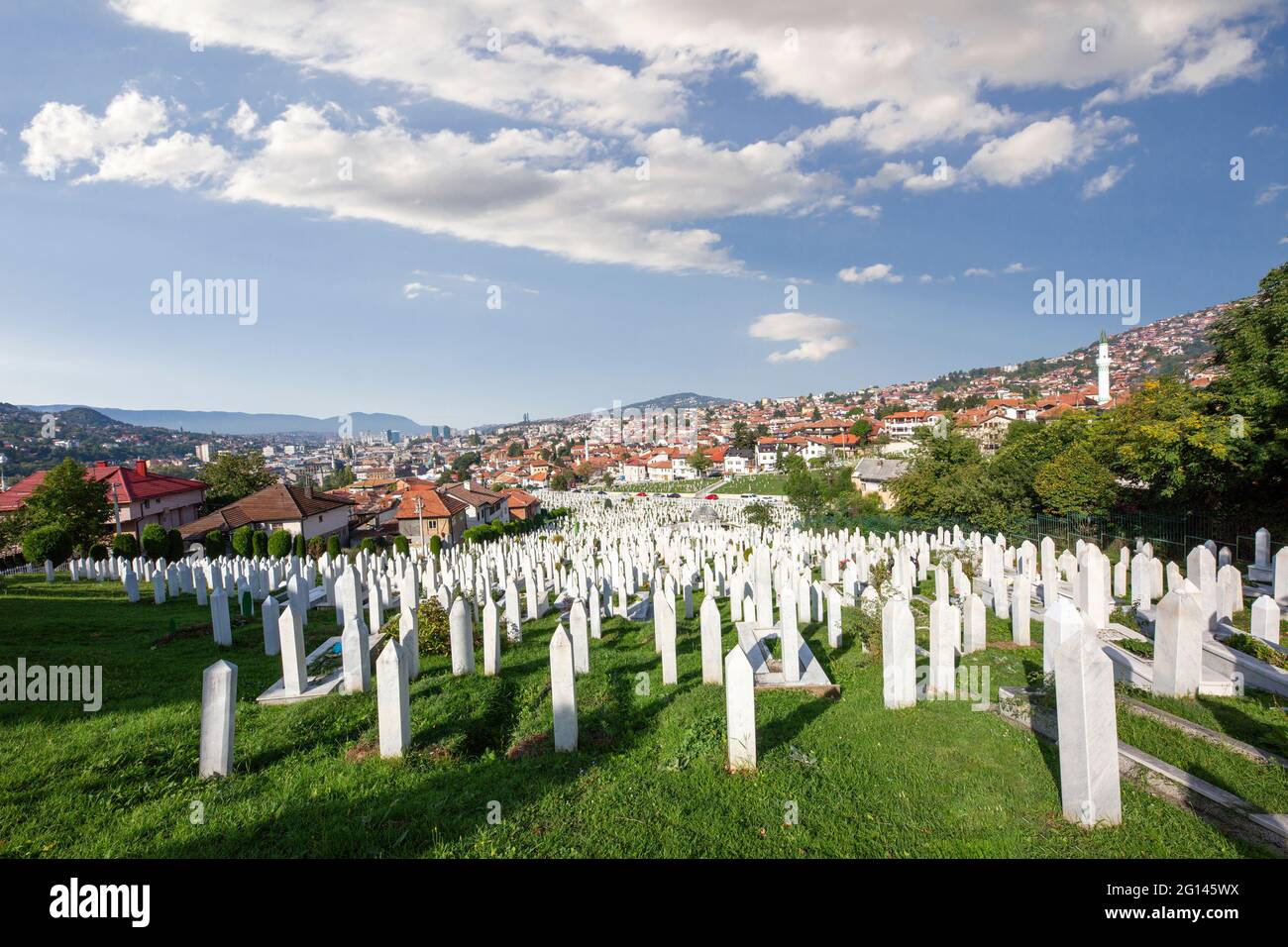 Cimitero musulmano di Kovaci dedicato alle vittime della guerra bosniaca, a Sarajevo, Bosnia-Erzegovina. Foto Stock