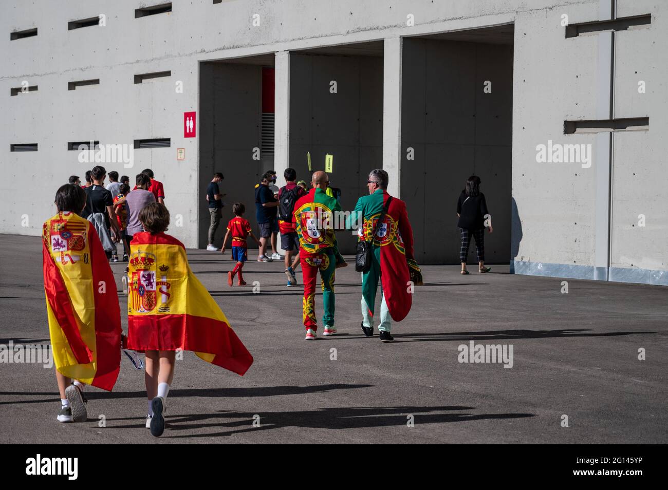 Madrid, Spagna. 04 giugno 2021. Gli appassionati delle squadre di calcio nazionali spagnole e portoghesi arrivano al Wanda Metropolitan Stadium. Con la capacità ridotta al 20% a causa della pandemia del coronavirus (COVID-19), lo stadio metropolitano di Wanda ha riacquistato il pubblico, con quasi 15,000 tifosi nei suoi stand, per la partita amichevole tra Spagna e Portogallo per prepararsi ai Campionati europei UEFA. Credit: Marcos del Mazo/Alamy Live News Foto Stock