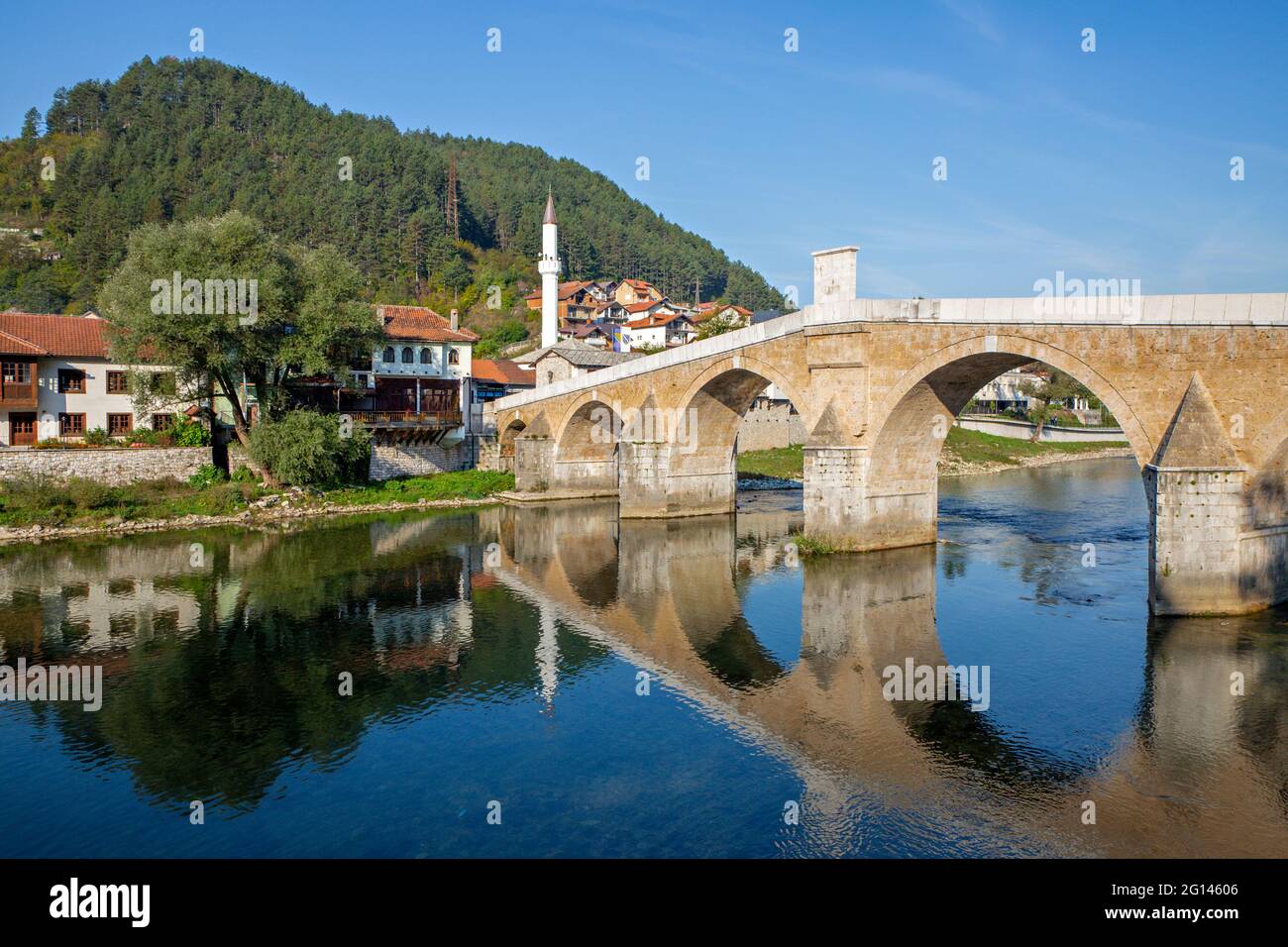 Storico ponte ad arco nella città vecchia Konic, Bosnia ed Erzegovina Foto Stock