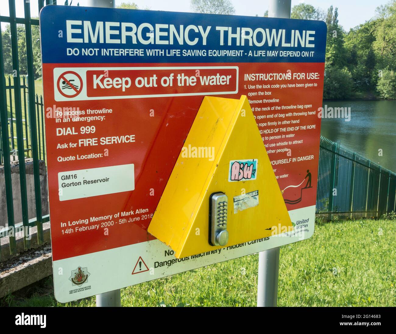 Una linea di emergenza con un blocco digitale a Gorton Reservoir, Manchester, Inghilterra, Regno Unito Foto Stock