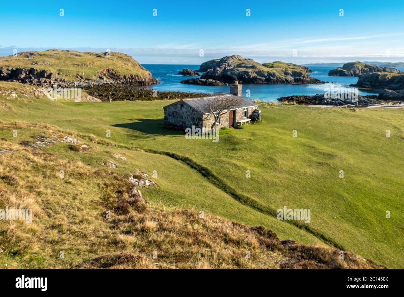 Un cottage solitario su un'isola scozzese Foto Stock