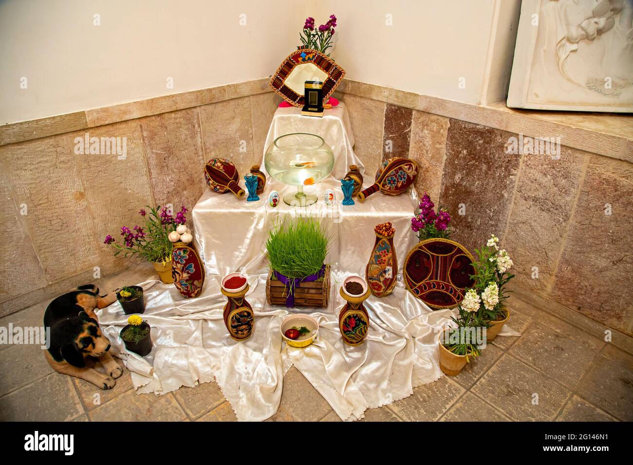 Tavolo persiano per il nuovo anno conosciuto come Haftsin o tavolo Nowruz con sette elementi che iniziano con la lettera S, durante le celebrazioni di Nowruz, a Kerman, Iran Foto Stock