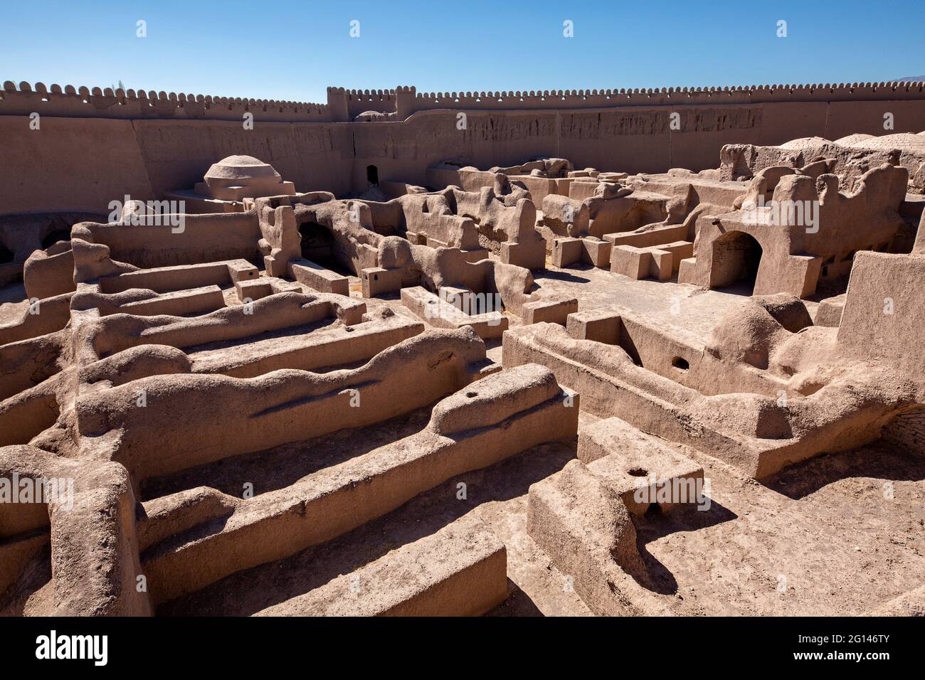 Resti dello storico Forte Rayen con i suoi insediamenti in adobe a Kerman, Iran Foto Stock