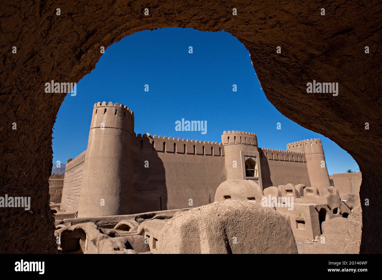 Resti dello storico Forte Rayen con i suoi insediamenti in adobe a Kerman, Iran Foto Stock