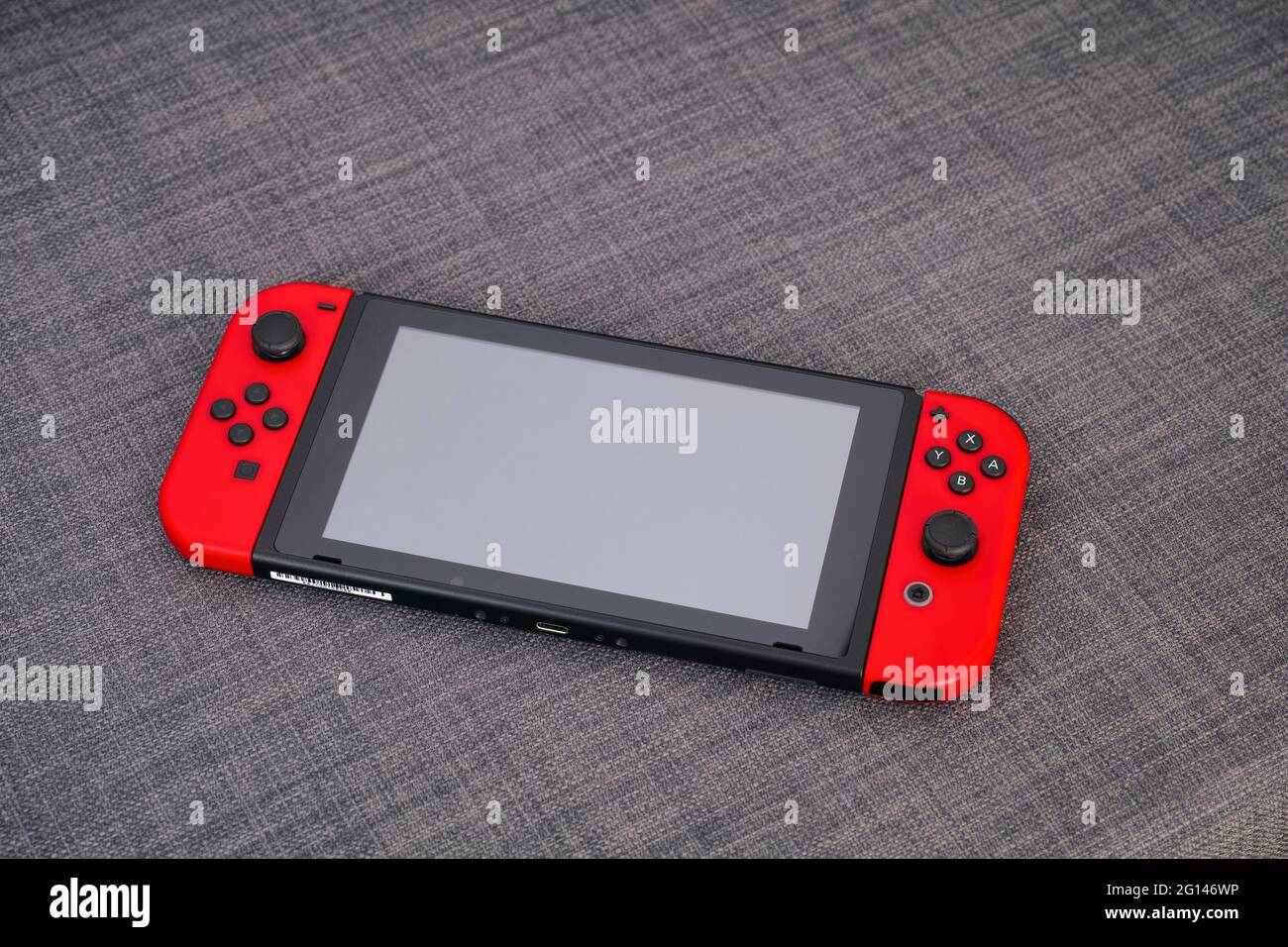 Tambov, Federazione Russa - 22 Giugno 2019 Nintendo Switch console videogiochi su sfondo tessile grigio. Foto Stock