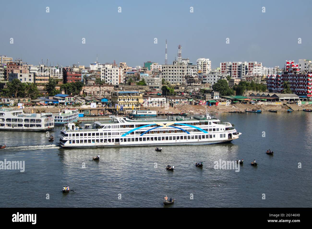 Fiume Buriganga, Dhaka, Bangladesh : il fiume Buriganga è sempre pieno di barche in legno e traghetti passeggeri Foto Stock