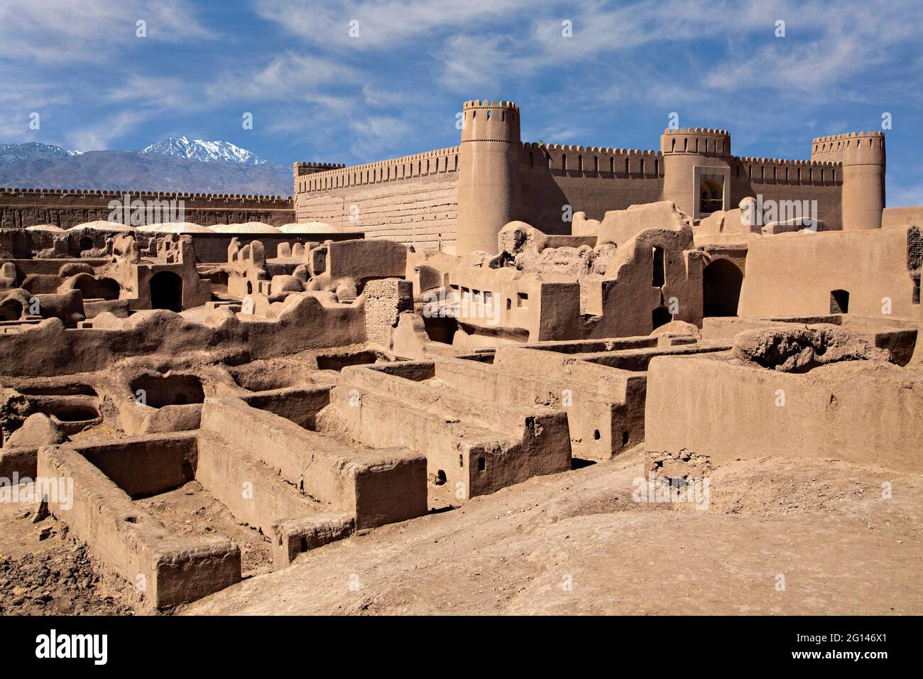 Resti dello storico Forte Rayen con i suoi insediamenti in adobe a Kerman, Iran Foto Stock