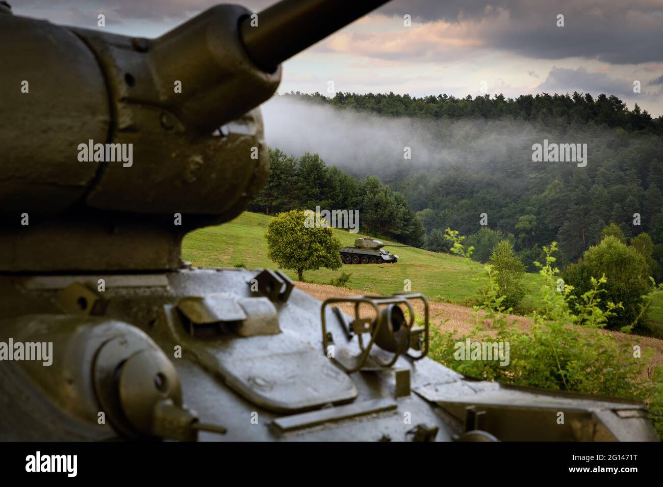 Carro armato medio sovietico T-34 85 nella Valle della morte (Udolie smrti) - Area di battaglia della seconda guerra mondiale (la Battaglia del Passo di Dukla). Slovacchia - Regione Svidnik. Foto Stock