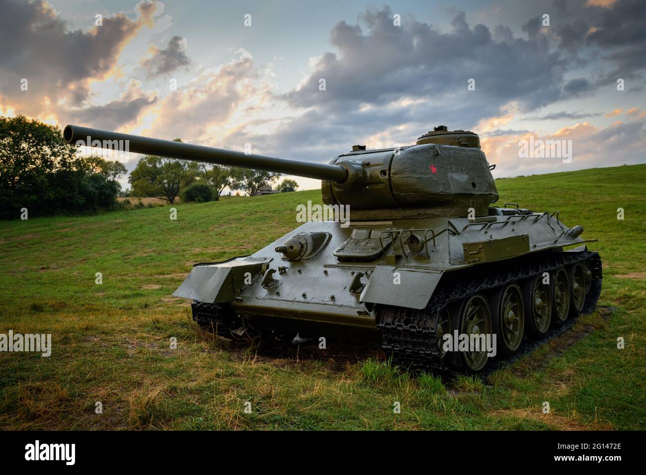 Carro armato medio sovietico T-34 85 nella Valle della morte (Udolie smrti) - Area di battaglia della seconda guerra mondiale (la Battaglia del Passo di Dukla). Slovacchia - Regione Svidnik. Foto Stock