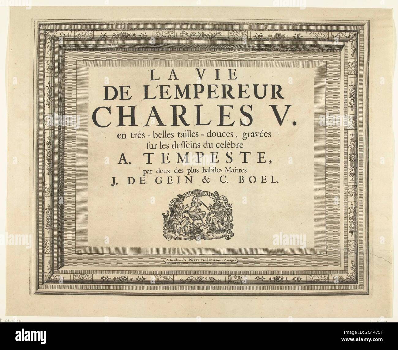 Stampa del titolo per la serie stampata trionfi di Karel V; Trionfi di Carlo V; la vie de l'Empereur Charles V. en Très - Belles Tailles - Douces, Gravées sur Les Dessins du Celébre A. Tempeste, Par Deux des Plus Habiles Maîtres J. de Gein & C. Boel. A Leide, Chez Pierre van der AA, avec privilege. Testo in una cornice ornamentale, con contrassegno di stampa. Questa stampa è la pagina del titolo di una serie di otto stampe, ciascuna raffigurante un trionfo di Carlo V. Foto Stock