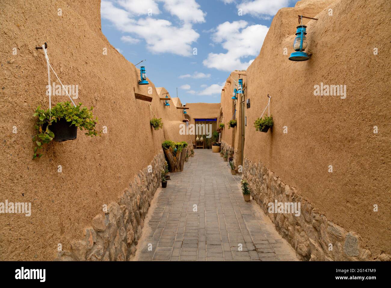 Strada stretta nella città vecchia di Abarkooh in Iran Foto Stock