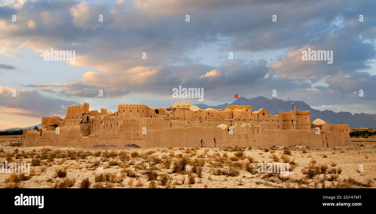 Resti di Saryazd castello di argilla nel deserto vicino Yazd in Iran Foto Stock
