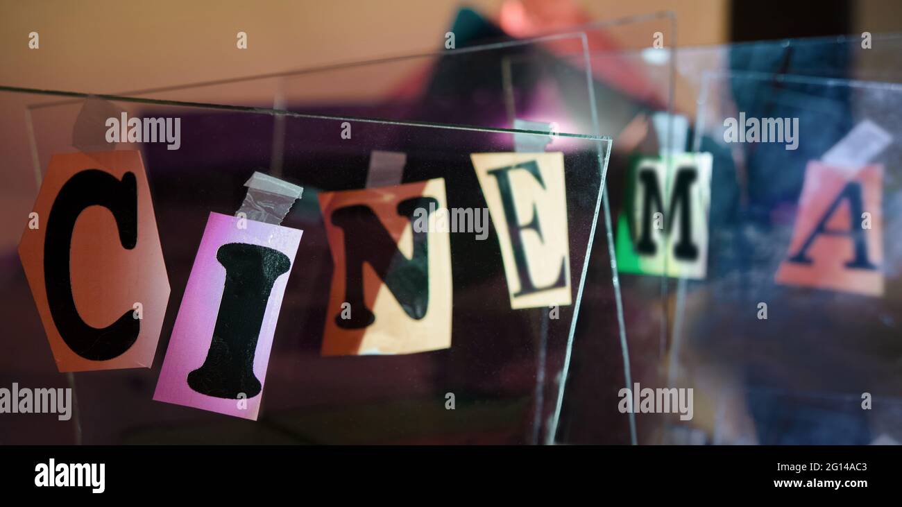 La parola CINEMA con lettere scotched di diversi colori e font . Foto Stock