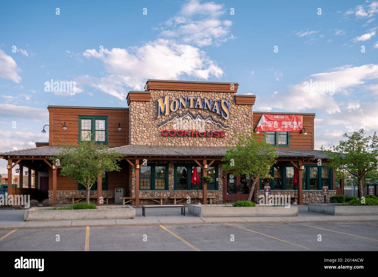 Calgary, Alberta - 3 giugno 2021: Facciata esterna del Montana's Cookhouse a Calgary, Alberta. Foto Stock