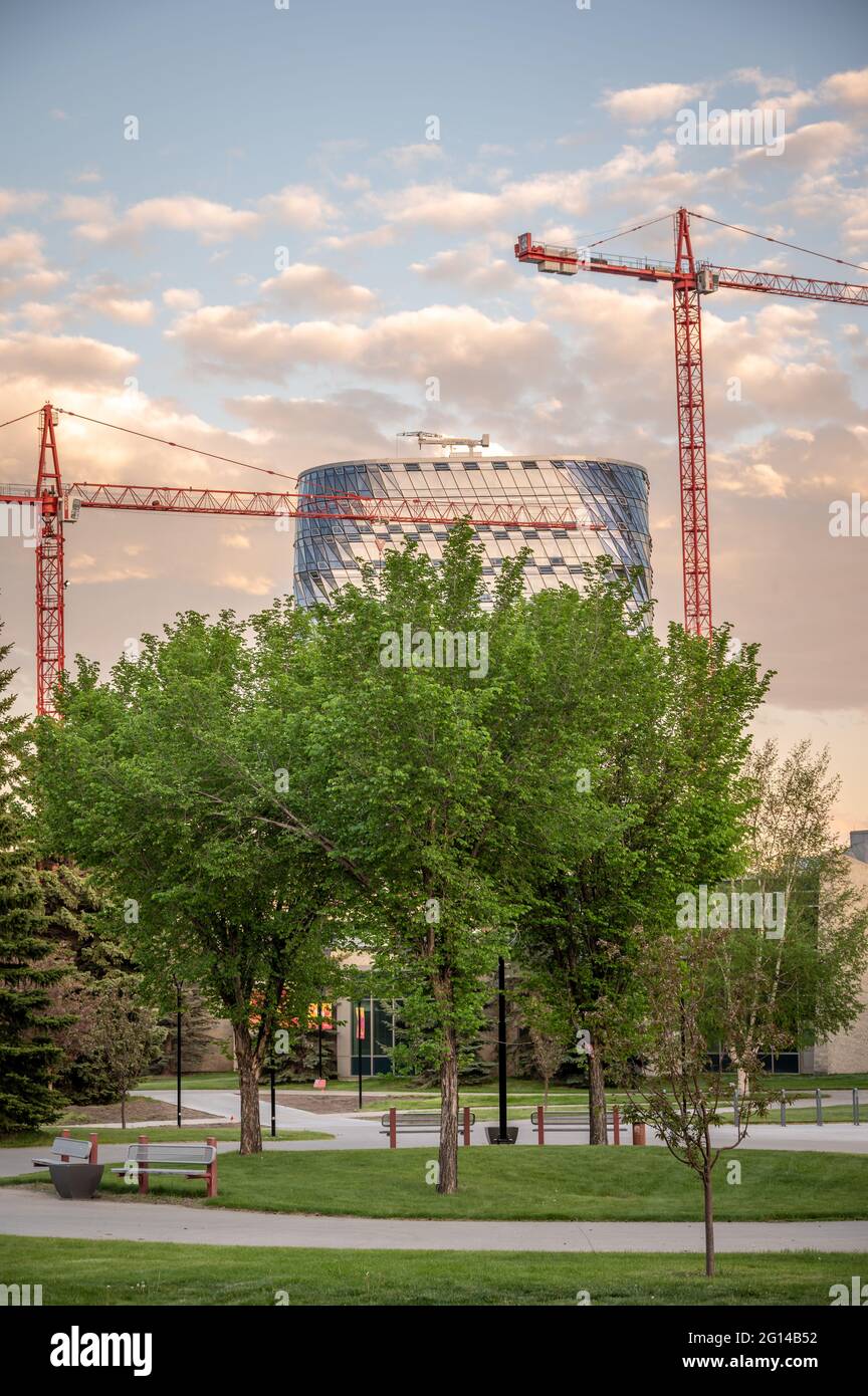 Calgary, Alberta - 3 giugno 2021: MacKimmie Library Tower. Negli ultimi anni l'Università ha subito una significativa modernizzazione. Foto Stock