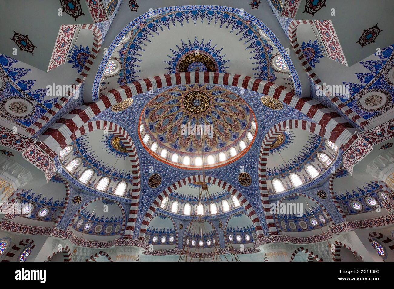 Vista interna sulle cupole della nuova Moschea Centrale di Imam Sarakhsi a Bishkek, Kirghizistan Foto Stock