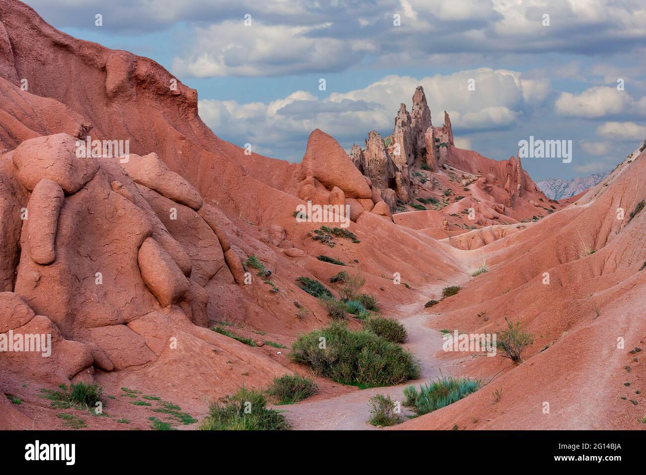 Formazioni rocciose rosse conosciute come Castello di Fairy tale, in Kaji Say, Kirghizistan Foto Stock