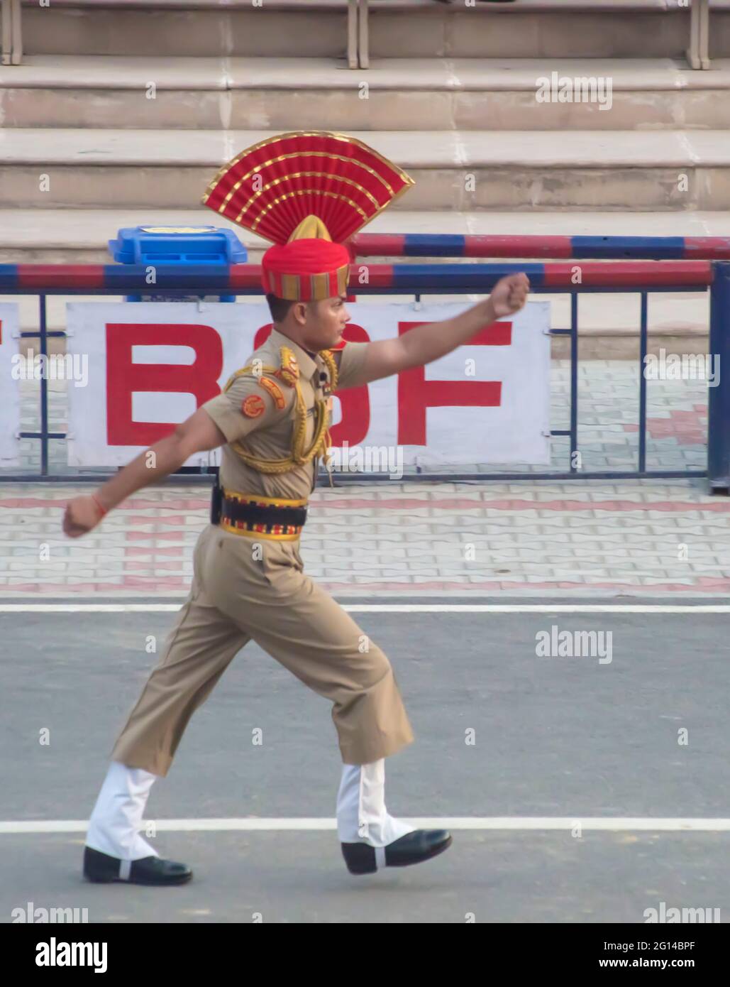 Soldato indiano che marciava alla cerimonia della bandiera Wagah confine India-Pakistan Foto Stock