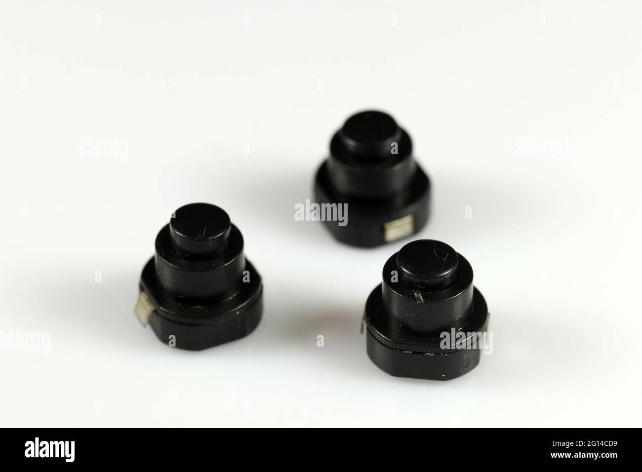 Pulsante nero miniaturizzato con chiusura a scatto. Il pulsante viene utilizzato nelle lanterne. Componenti elettronici. Foto Stock