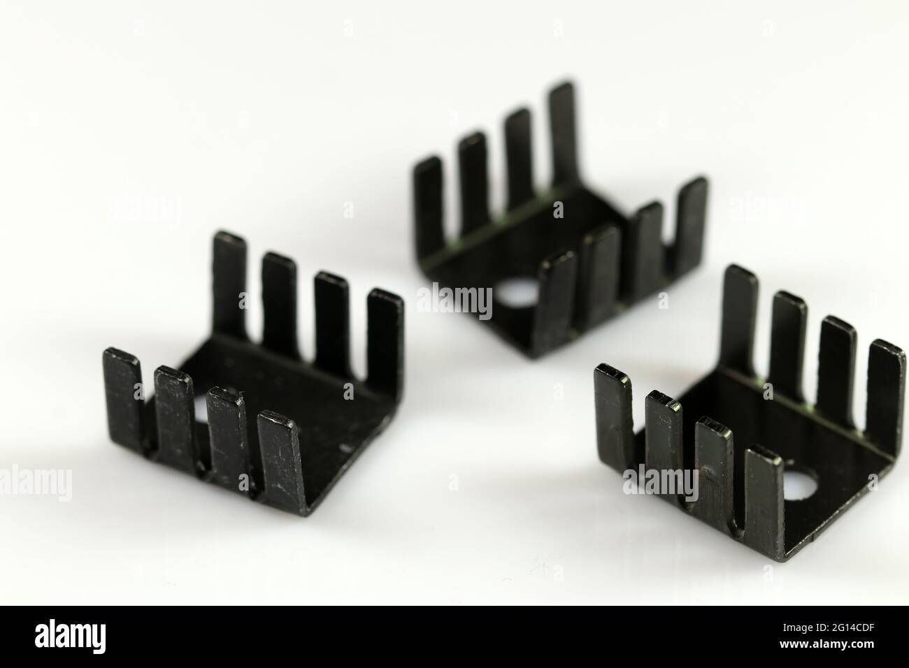 Dissipatore di calore per componenti elettronici semiconduttori. Messa a fuoco selettiva. Componenti elettronici. Foto Stock