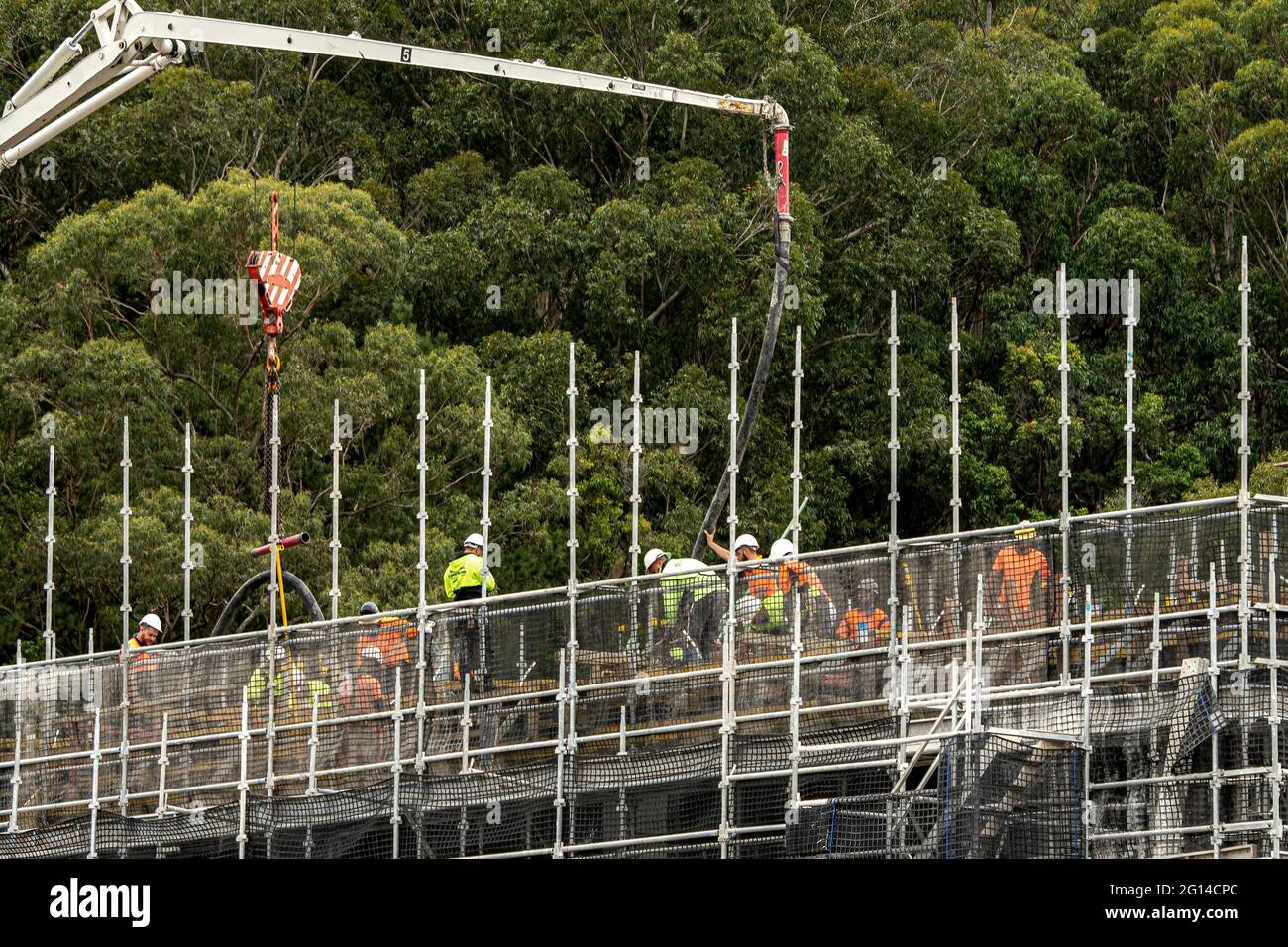 17 aprile 2021: Gosford, NSW, Australia - progresso della costruzione. Consegna del calcestruzzo mediante pompa del braccio, ai piani superiori della costruzione di nuove unità a 56-58 Beane. Foto Stock