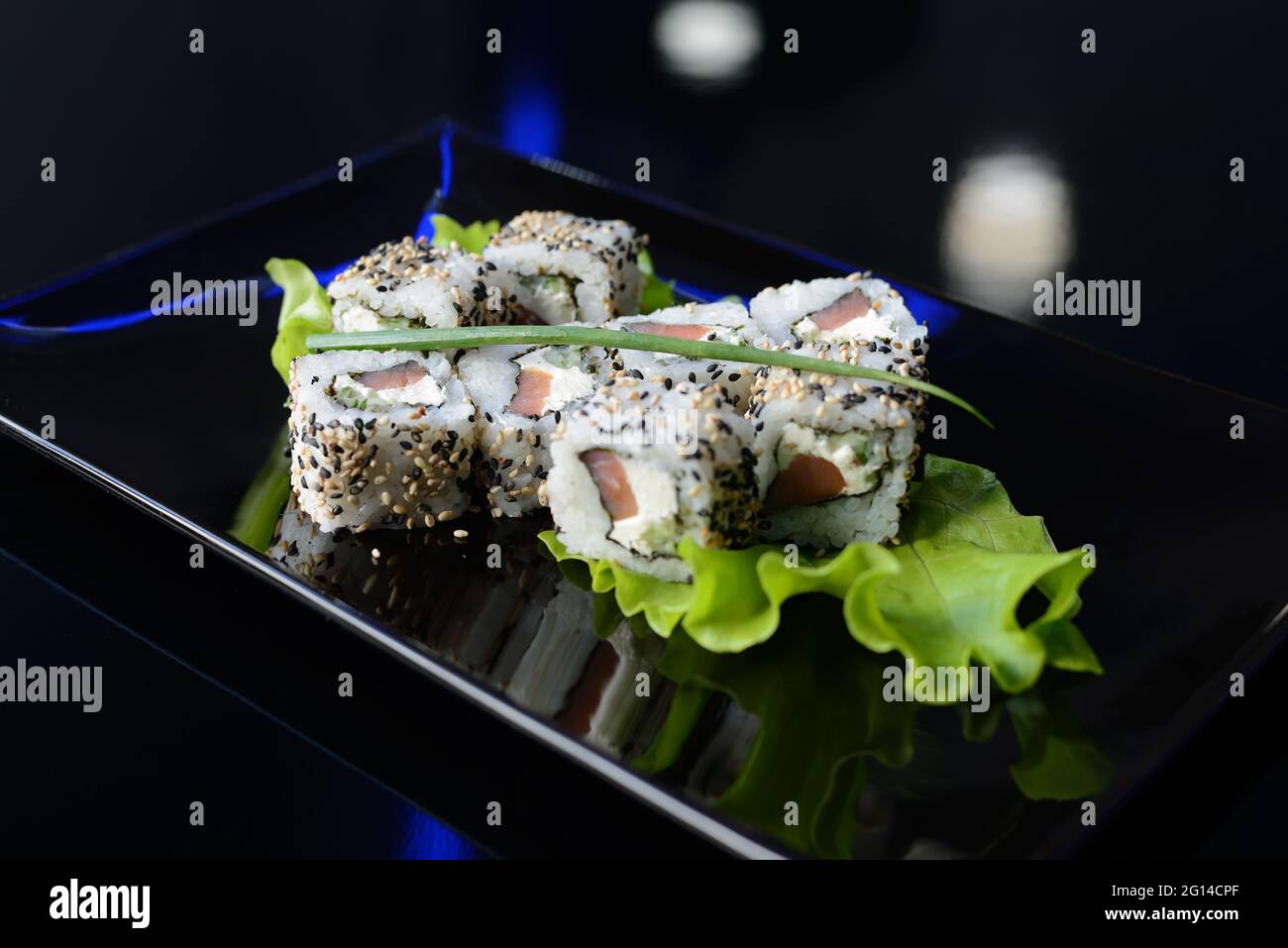Panini di sushi su piatto nero. Cibo giapponese. Foto Stock