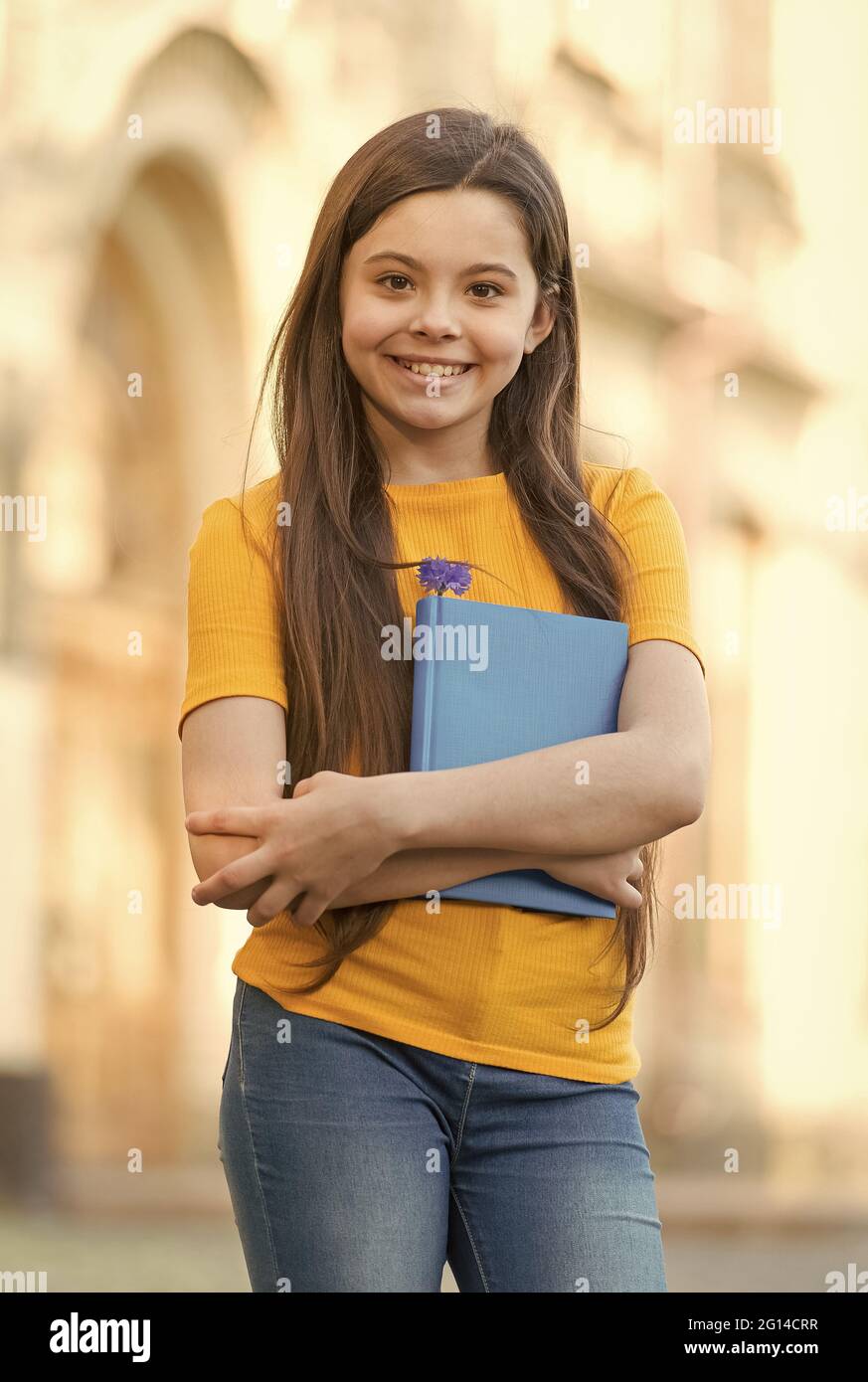 Enciclopedia fornisce risposte a tutte le domande. Felice bambino tenere enciclopedia all'aperto. Enciclopedia infantile. Risorsa di enciclopedia in linea per i capretti Foto Stock